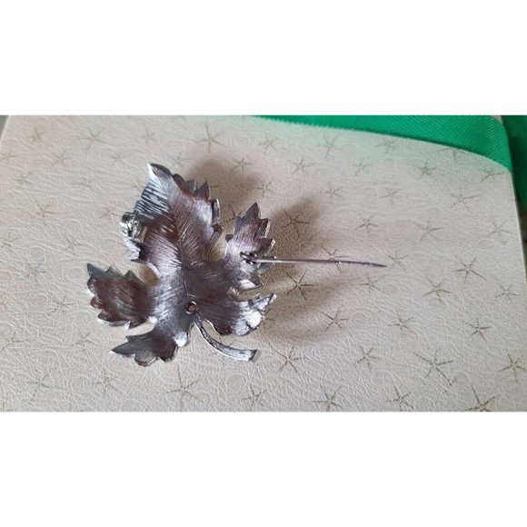 Silver Faux Pearl Maple Leaf Shaped Brooch - Picture 9 of 10